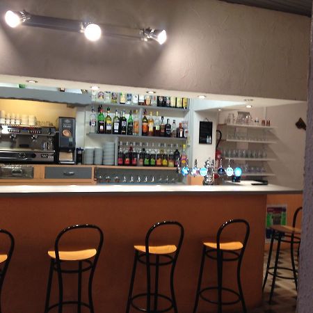 Bar Hotel De La Place Mezel Esterno foto