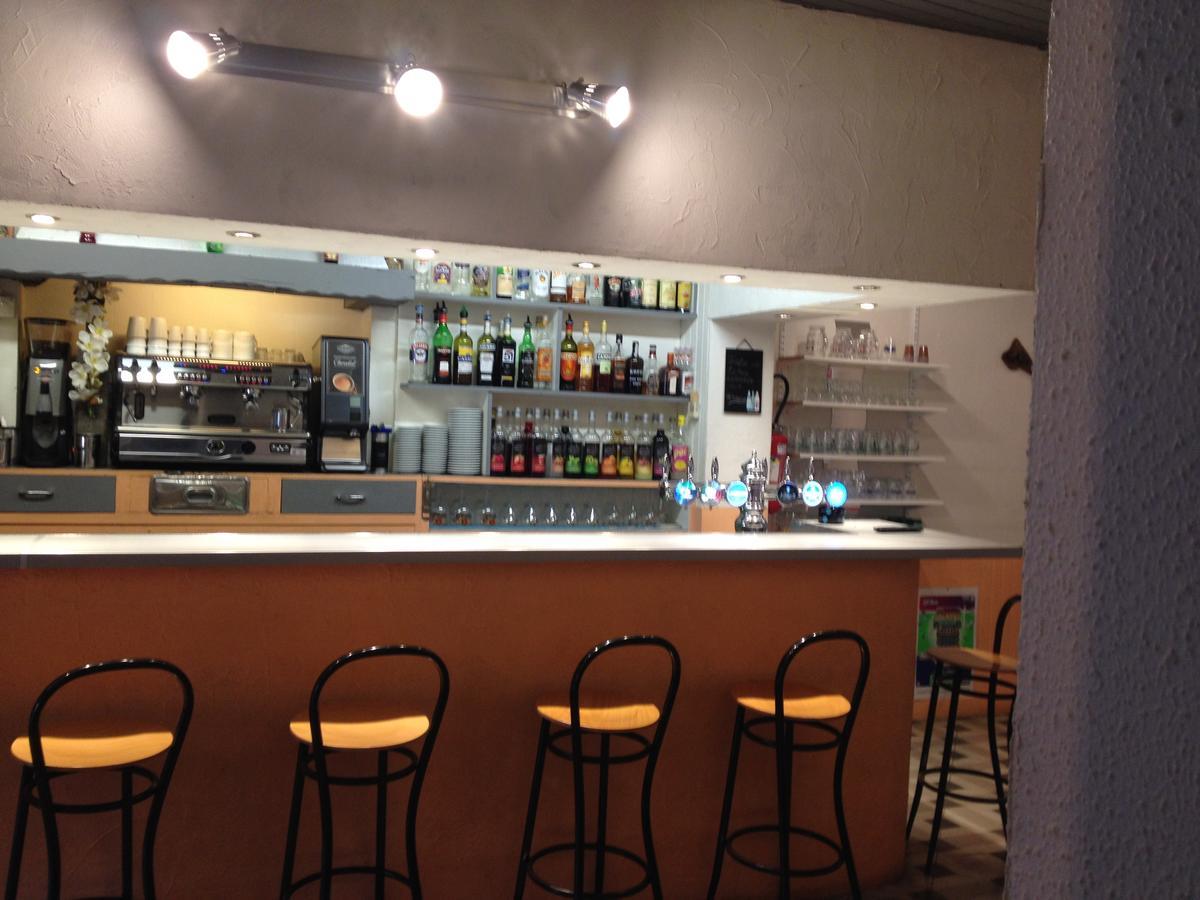 Bar Hotel De La Place Mezel Esterno foto